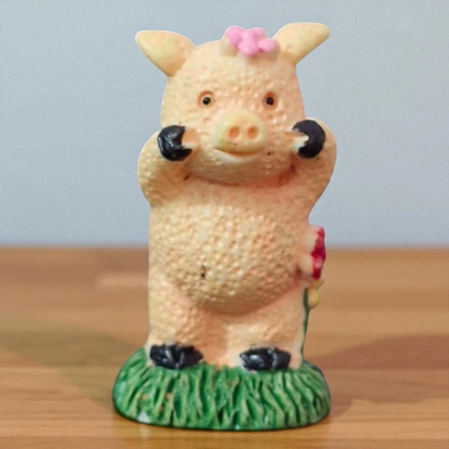 Smiling Pig (1 piece) Miniature (M-226)