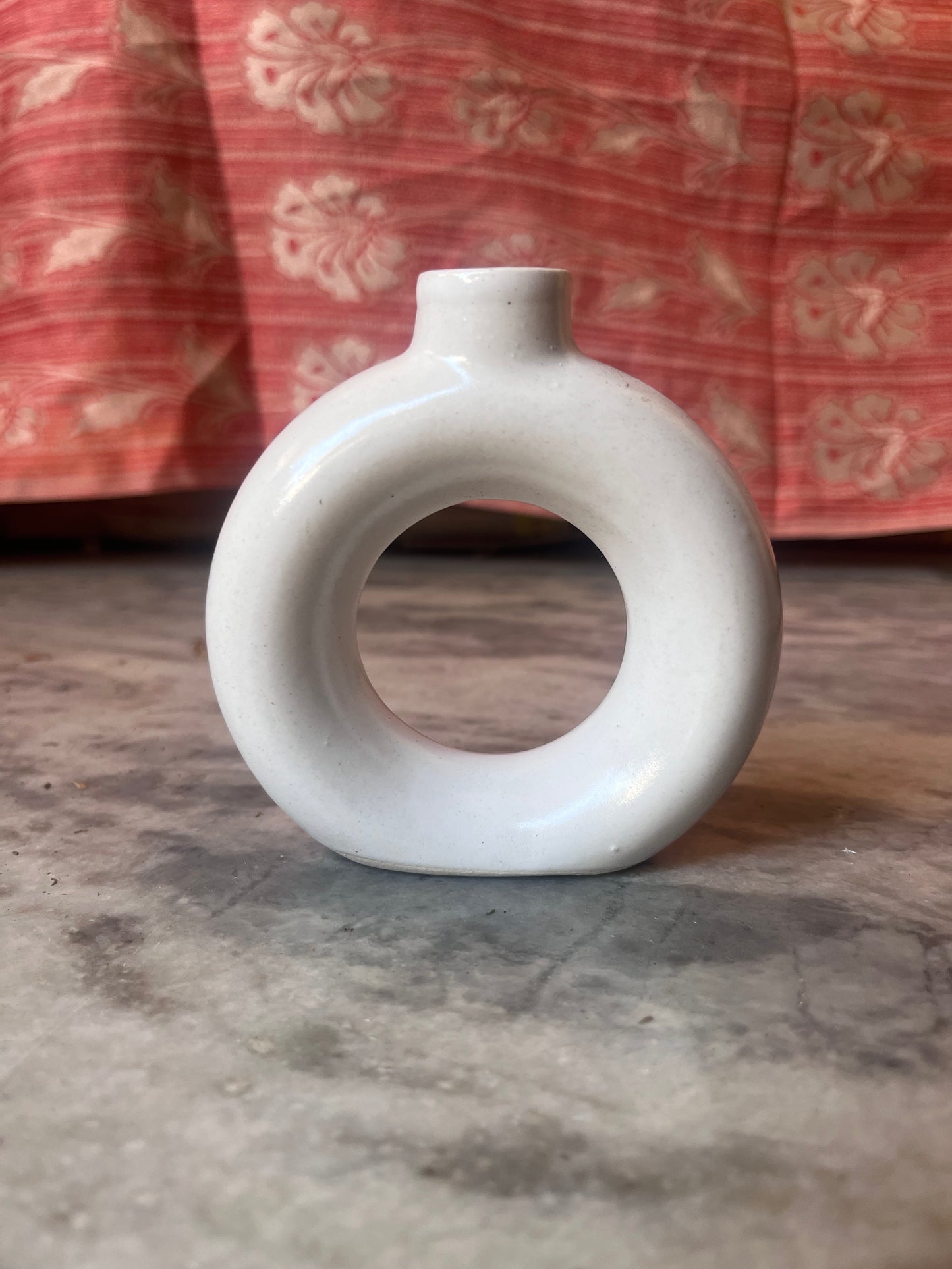 Round white  pot