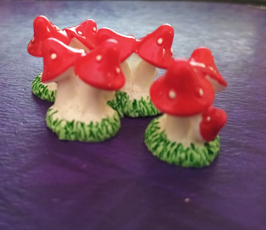 Red Mushroom Group Miniature (M-117)