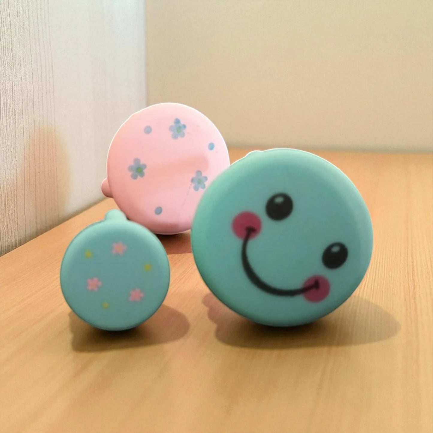 Resin Smiley Chair Miniature (M-204)